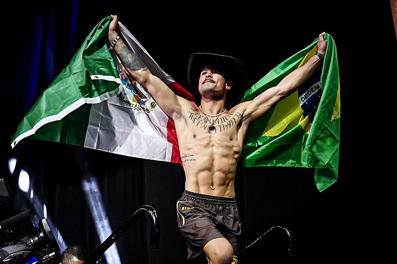 Diego Lopes entrando na arena com as bandeiras do México e do Brasil abertas