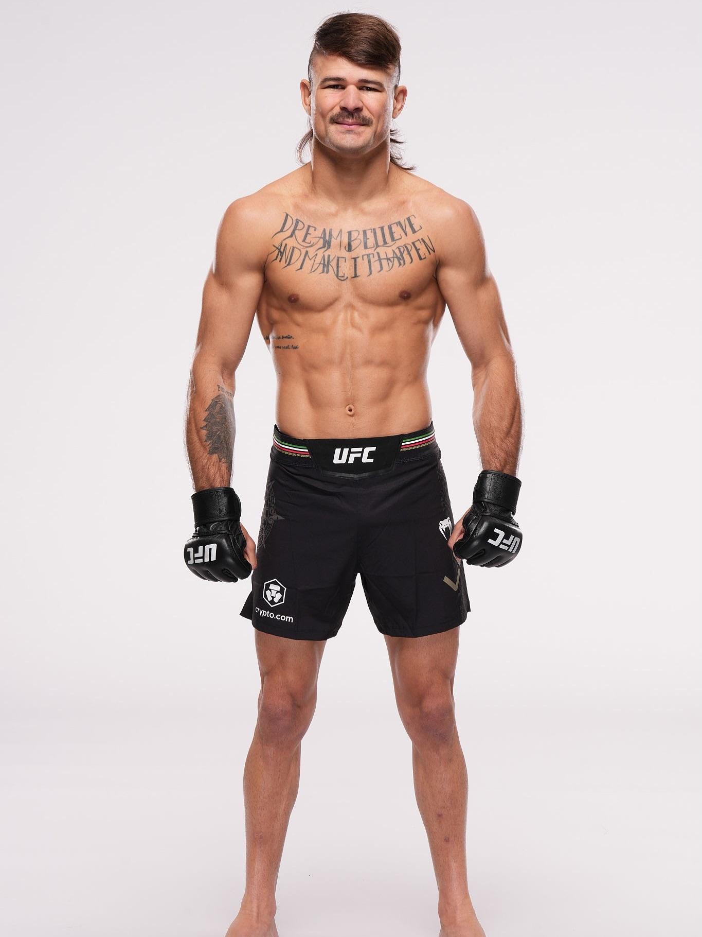 Retrato de corpo inteiro de Diego Lopes com bermuda do UFC
