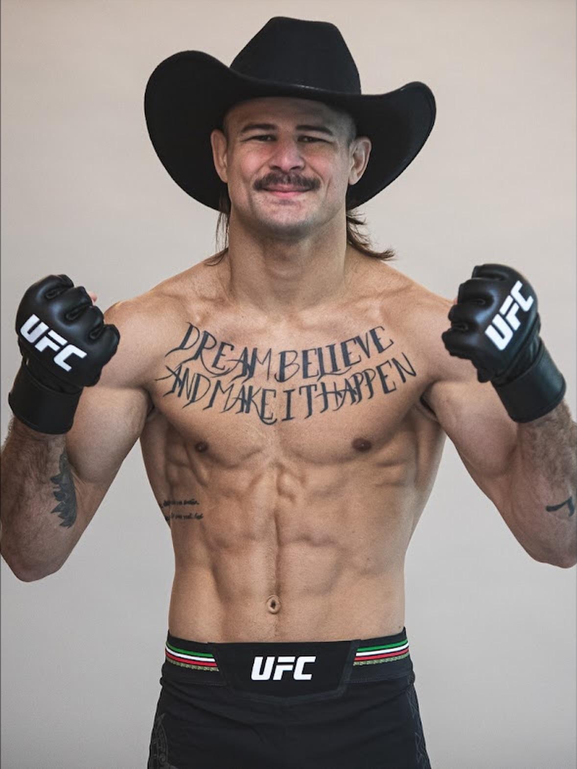 Diego Lopes de chapéu, punhos cerrados, em retrato oficial do UFC