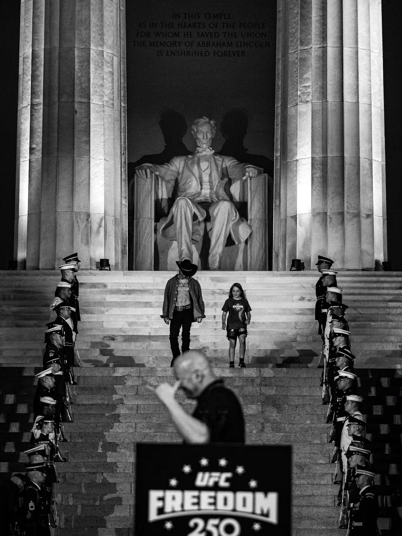 Cerimônia do UFC Freedom 250 na escadaria do Lincoln Memorial