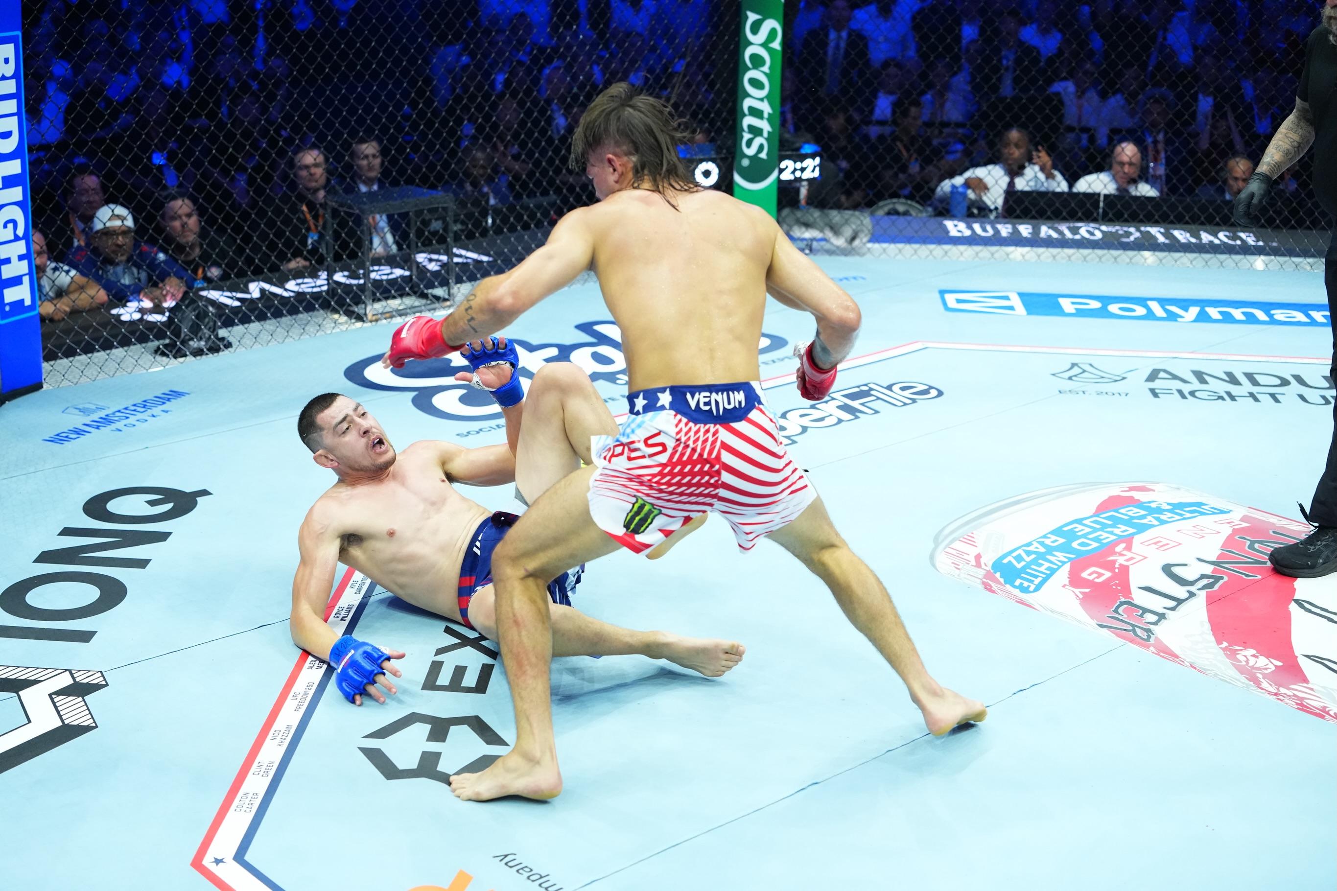 Steve Garcia caído na lona enquanto Diego Lopes avança para finalizar