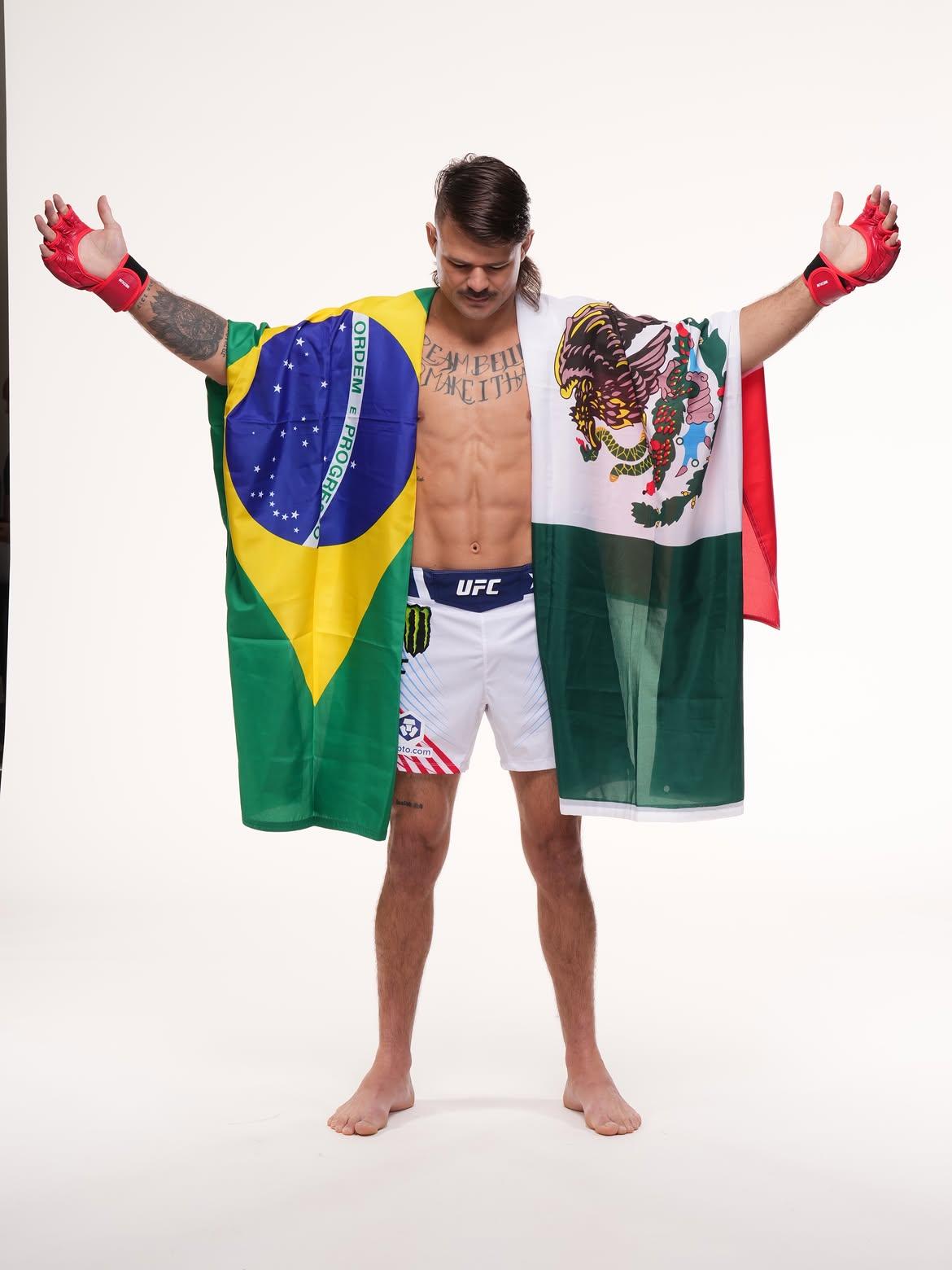 Diego Lopes de braços abertos com as bandeiras do Brasil e do México sobre os ombros